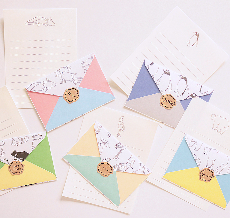 A fun mini letter set with colorful envelopes. Put your name or message in the speech bubble on the address side.