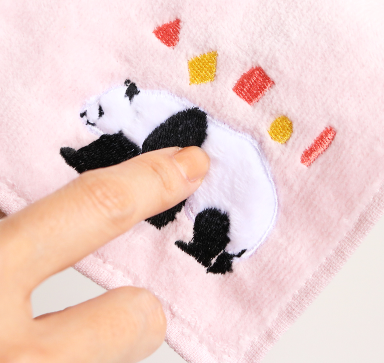 The animals of the towel handkerchief expressed the fluffy coat with the boa fabric.